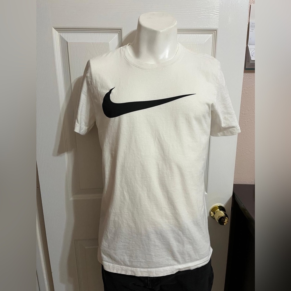 (9) White the Nike tee for men